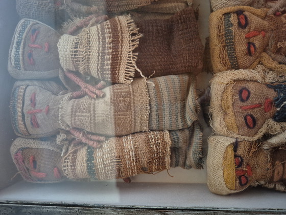 Image 1 of Gran cuadro de 8 muñecas antiguas de Chancay (15 cm) - Perú - En vitrina