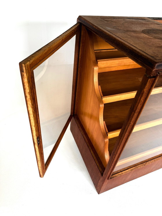 Image 1 of Vitrine/comptoir de magasin d'antiquités années 30