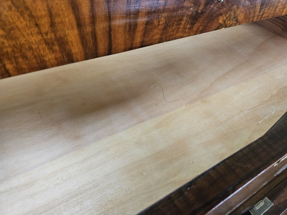 Image 1 of Kommode im Art-Déco-Stil aus Mahagoni-Maserholz mit lackierten Profilen