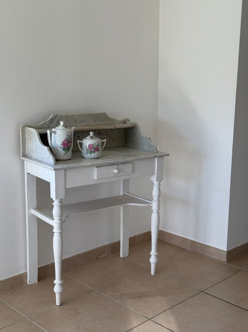 Tocador vintage de estilo shabby chic de madera y mármol