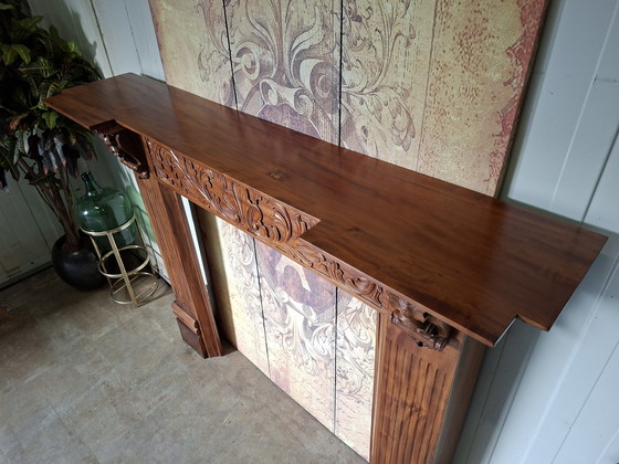 Image 1 of Klassischer, geschnitzter Kaminrahmen, Maße: 158 x 32 cm, Höhe: 126 cm.

Innenmaße: 87,5 cm breit, Höhe: 94,5 cm.