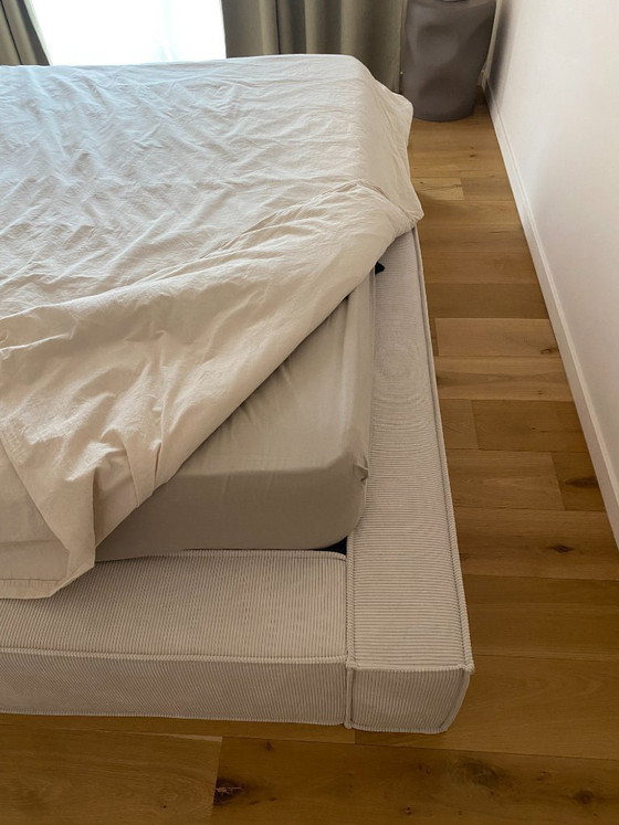 Image 1 of Beige Bed met Koffer Beige Ribfluweel 180x200cm