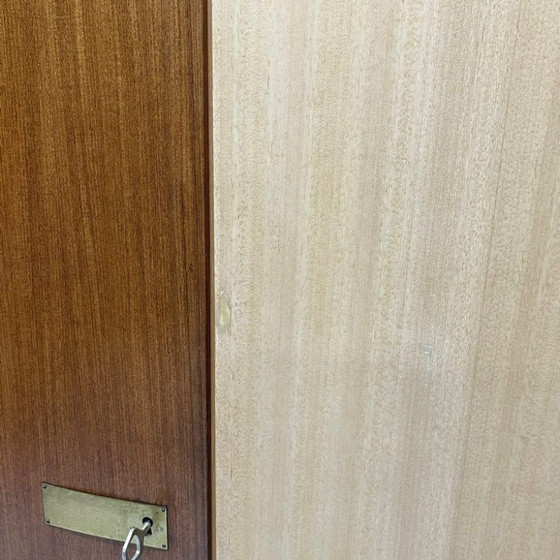 Image 1 of Armadio vintage di metà secolo con ripiano appendiabiti rimovibile per la biancheria.