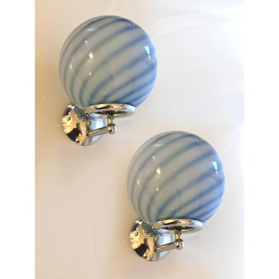 Image 1 of Set van twee moderne wandlampen van Murano-glas met een blauwe spiraalvorm.