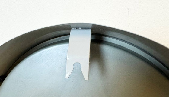 Image 1 of Industriële lichtgrijze fabriekswandklok van Pragotron, jaren 60