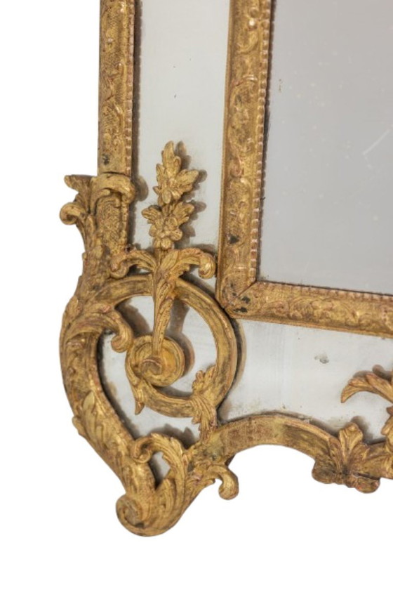 Image 1 of Mayfair. Grand miroir perlé en bois sculpté de style Régence. 20ème siècle.