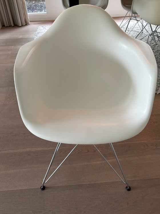 Image 1 of 6 chaises Design Vitra Eames DAR blanches avec piètement chromé