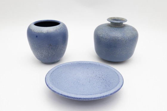 Image 1 of Gunnar Nylund, juego de dos jarrones y un cake stand, diseño escandinavo, mediados del siglo XX.