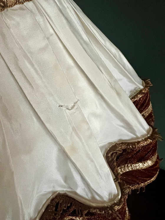 Image 1 of Solida lampada da tavolo in ottone della metà del secolo scorso. Base molto solida e paralume elaborato con finiture in velluto.