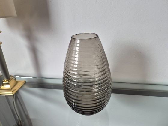 Image 1 of Copiadora/Fábrica de vidrio Leerdam - Jarrón acanalado Fumé (diseño 1953)