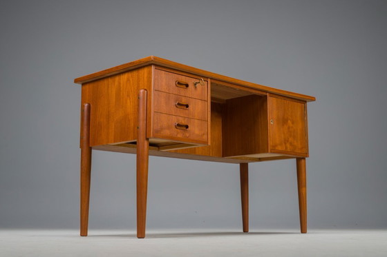 Image 1 of Kleiner dänischer Teakholz-Schreibtisch, Mid Century, 1970er Jahre