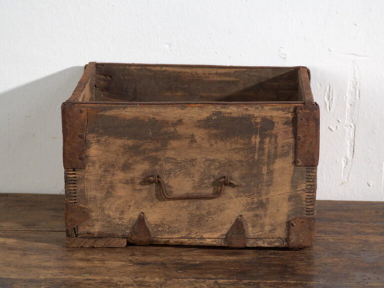 Antique Chinese wooden basket with iron straps – China, circa 1900 – Decorative Objects (photo 34 of 40)