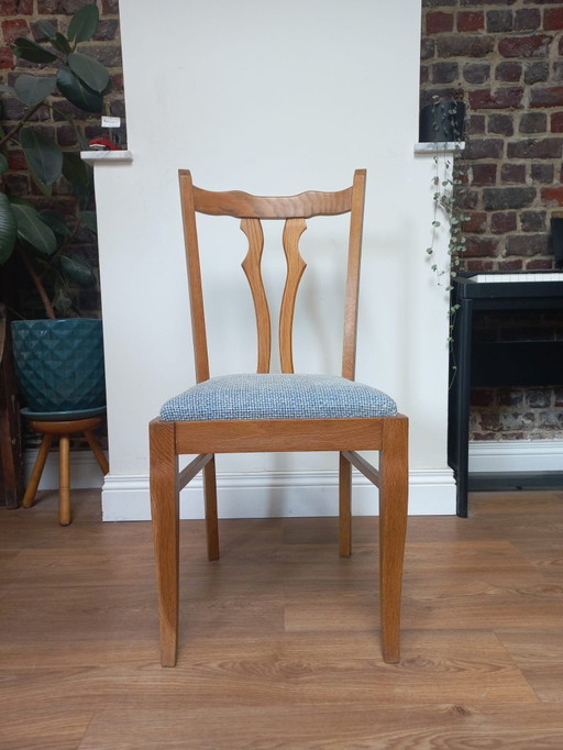 5 Houten Stoelen Met Geherstoffeerde Zitting. De Stoel Met Leuning Is Iets Breder (63,5cm Op Breedste Punt) En Hoger (102cm)