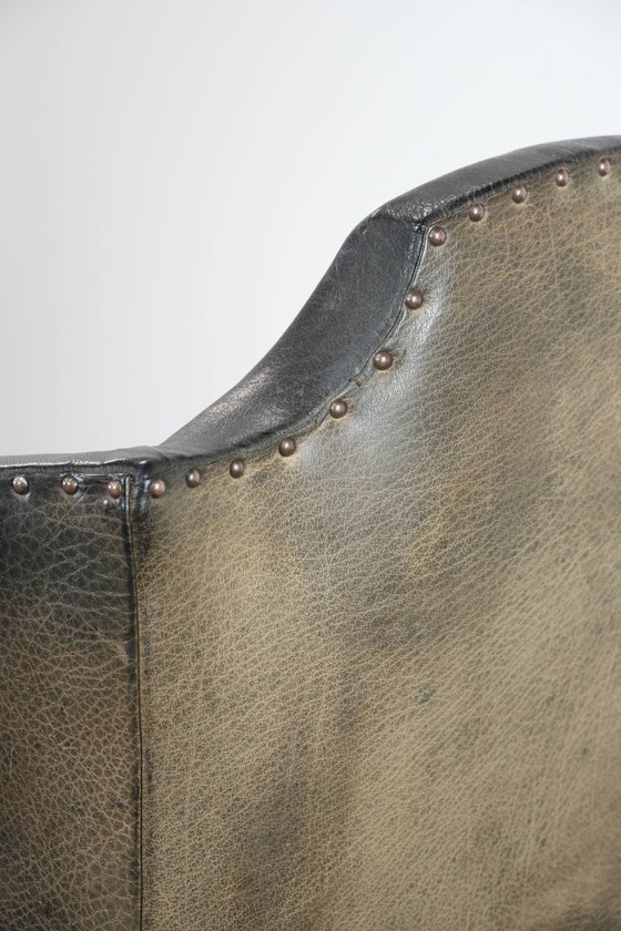 Image 1 of Gran sillón antiguo inglés de orejas de piel de vaca negra de finales del siglo XIX.