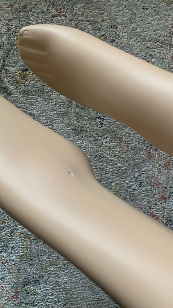 Image 1 of Vrouwelijke Mannequin