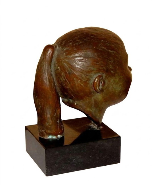 Image 1 of Elegante escultura de bronce: busto de una niña sobre una base de mármol macizo.