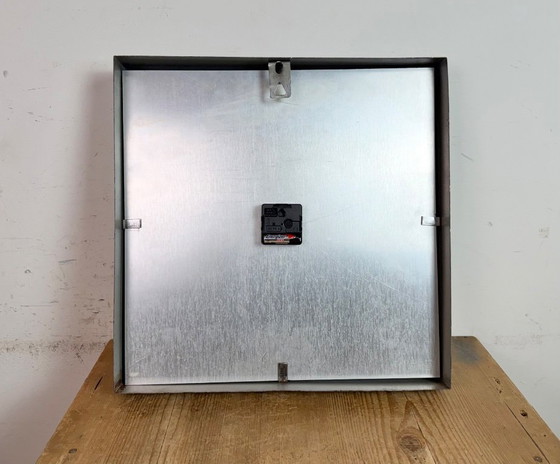 Image 1 of Große graue quadratische Wanduhr von Pragotron, 1970er Jahre