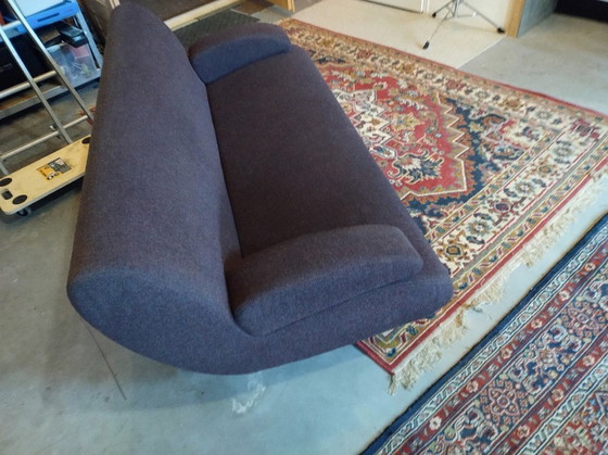 Image 1 of Sofá de tela Artifort Tara C736 con patas metálicas.