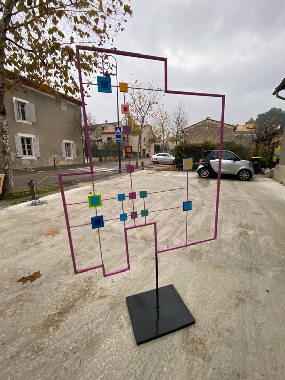 Image 1 of Salvador Presta - Gelakt metalen beeldhouwwerk, 1983. Gesigneerd en gedateerd onder de sokkel. 198 x 121 x 41 cm, 10 kg. 1900