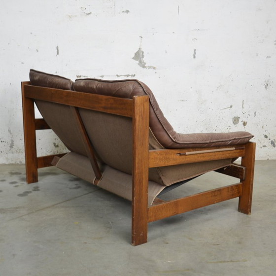 Image 1 of Sofá de cuero con estructura de madera.