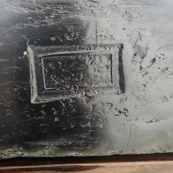 Rare brique d'or impériale chinoise (Jīn Zhuān) sur une table d'exposition en bois réalisée sur mesure. (photo 6 of 16)