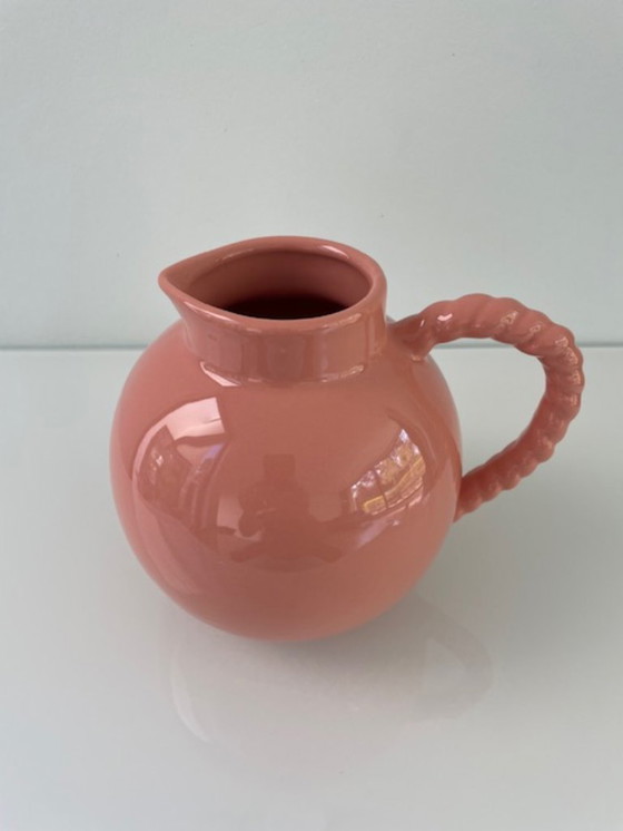 Image 1 of Pichet en céramique rose de forme arrondie