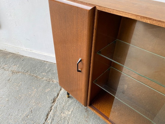 Image 1 of Elegante libreria vintage di metà secolo con ante scorrevoli in vetro di Turnidge