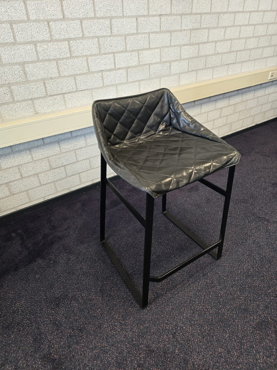 Image 1 of 3 elegantes taburetes de bar para cocina de Piet Boon con base negra antracita.