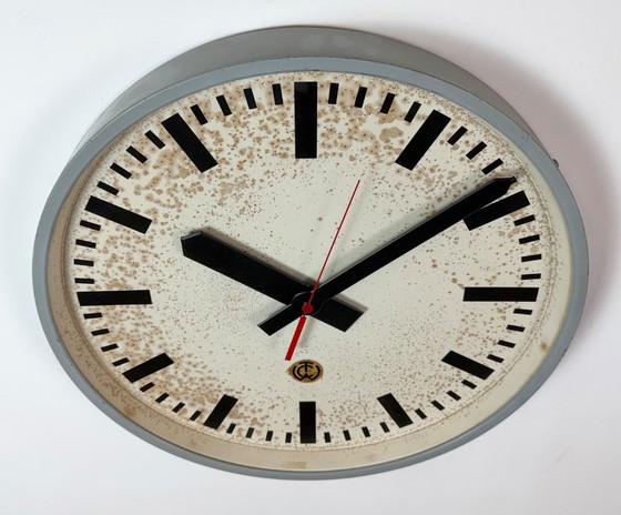 Grande orologio da parete industriale grigio da stazione di CTW, 1960 – Vetro, Ferro (photo 6 of 18)