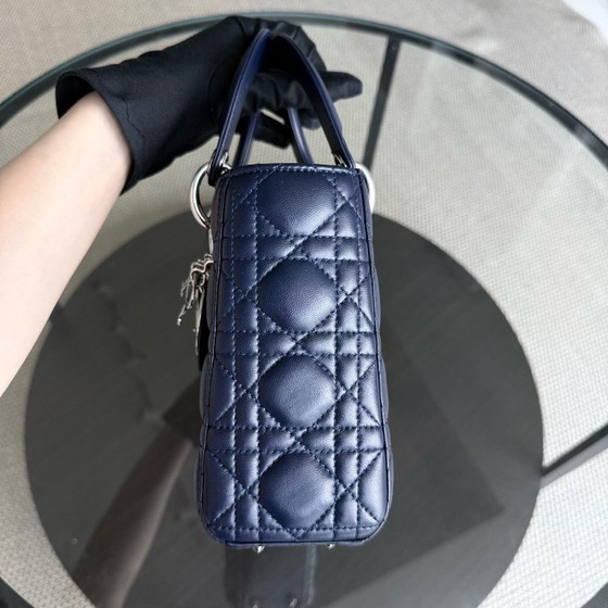 Image 1 of DIOR LADY SMALL FLAP - PELLE DI AGNELLO CANNAGE BLU SCURO CON DETTAGLI ARGENTO