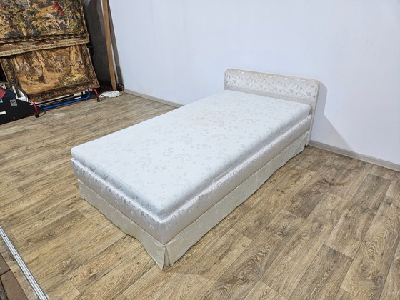 Vintage gestoffeerd eenpersoonsbed met matras en frame, jaren 60 – Eenpersoonsbedden, Wood, Chrome (photo 4 of 12)
