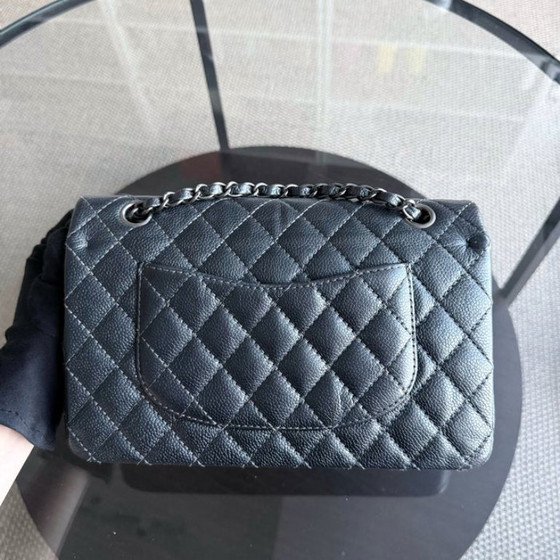 Image 1 of Chanel Classic Flap Medium - Caviar 25cm Gewatteerd generfd kalfsleer Donkergrijs Zilverkleurige hardware Serie 20