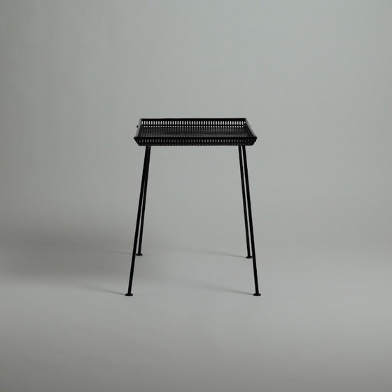Tavolino Mid-Century in metallo perforato, Germania, anni '50 – Alla maniera di Mathieu Matégot – Tavolini (photo 4 of 14)