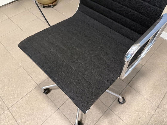 Vitra | Eames | EA119 | Schwarzer Hopsak | 1 Stück – Bürostühle, Aluminium (photo 7 of 14)
