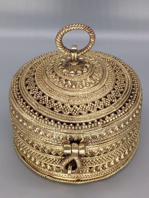 Exquisite Betel jewelry box in gilded bronze