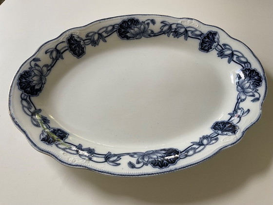 Image 1 of Plato de servir antiguo de porcelana con estampado azul.