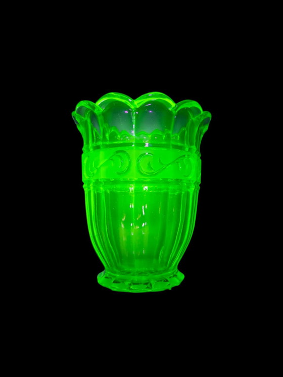 Image 1 of Uran Glasvase Art Déco 1930 – fluoreszierendes Pressglas – Uranium Glass Vase Art Deco 1930s