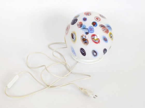 Image 1 of Vintage tafellamp uit de jaren 90 in millefiori-stijl met glazen bol, Italiaanse kunstglazen bol met witte voet.