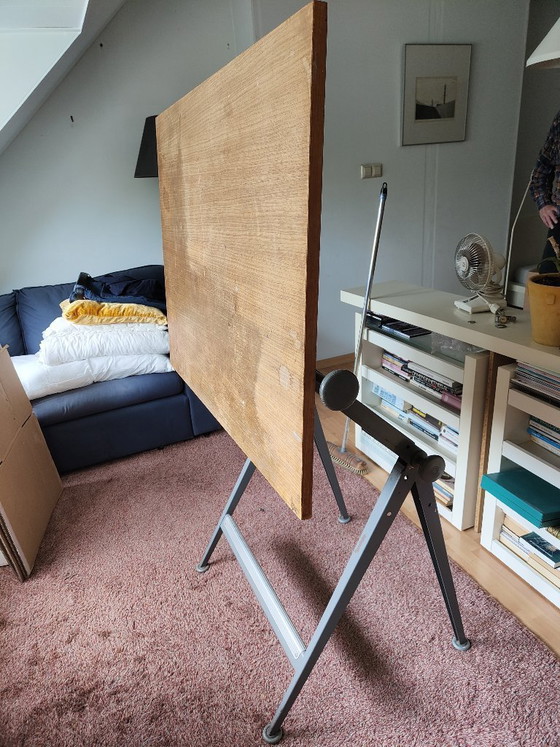Image 1 of Friso Kramer et Wim Rietveld ont conçu la table à dessin « Reply », de la marque Ahrend.