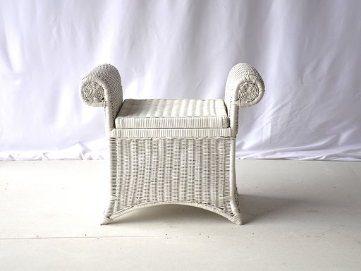 Vintage witte rieten bank / kruk