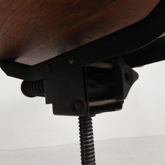 Silla de oficina de roble con sistema de muelles ajustable y regulación de altura, década de 1950. (photo 32 of 35)