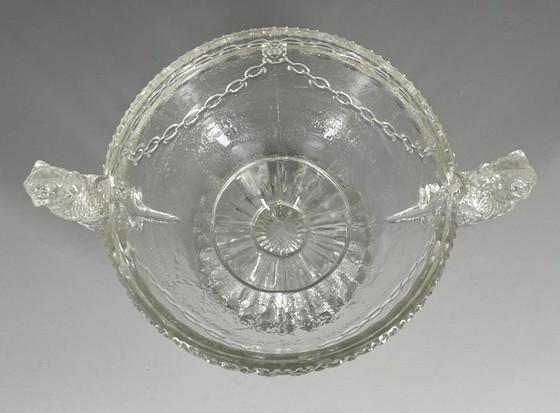 Image 1 of Antica ciotola in vetro pressato con piedistallo e manici a forma di cane – Decorazione a ghirlanda di catene (circa 1900)