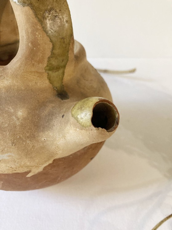 Image 1 of Klein Provençaals kannetje in de vorm van een geit, gemaakt van crèmewit en lichtgroen geglazuurd aardewerk.