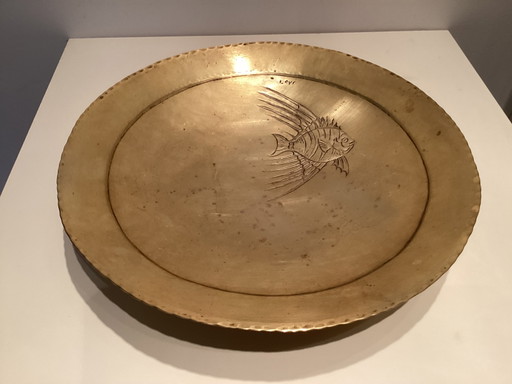 Eine schöne Messingschale mit einer Reliefgravur eines Mondfisches von Loys Paris.