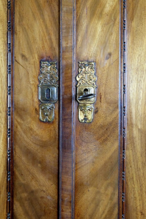 Image 1 of Elégant cabinet en acajou à décor floral vers 1780.