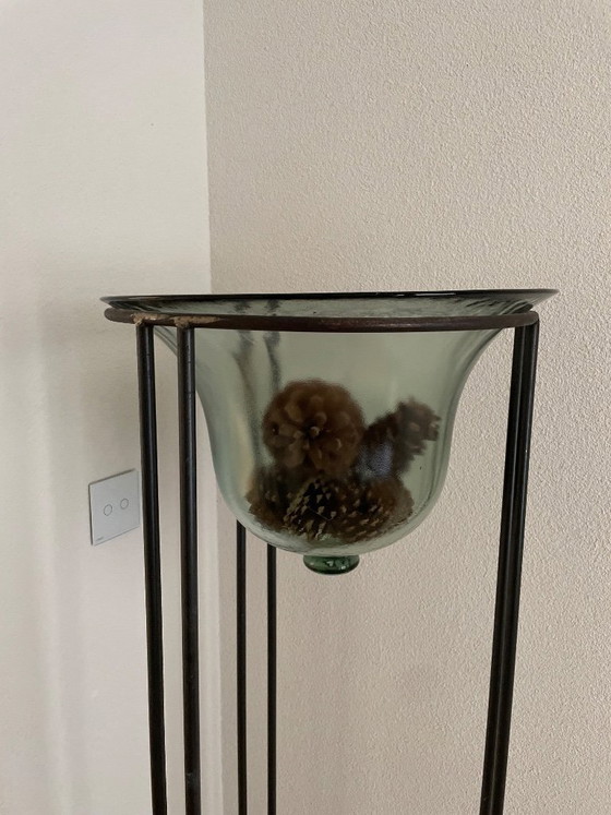 Image 1 of Vase décoratif en verre sur un support en métal