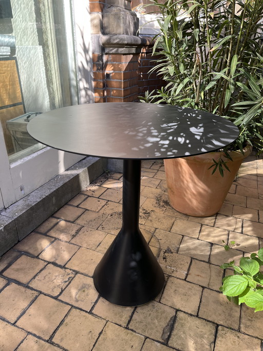 HAY kegelvormige tafel in zwart, rond, 70 cm.