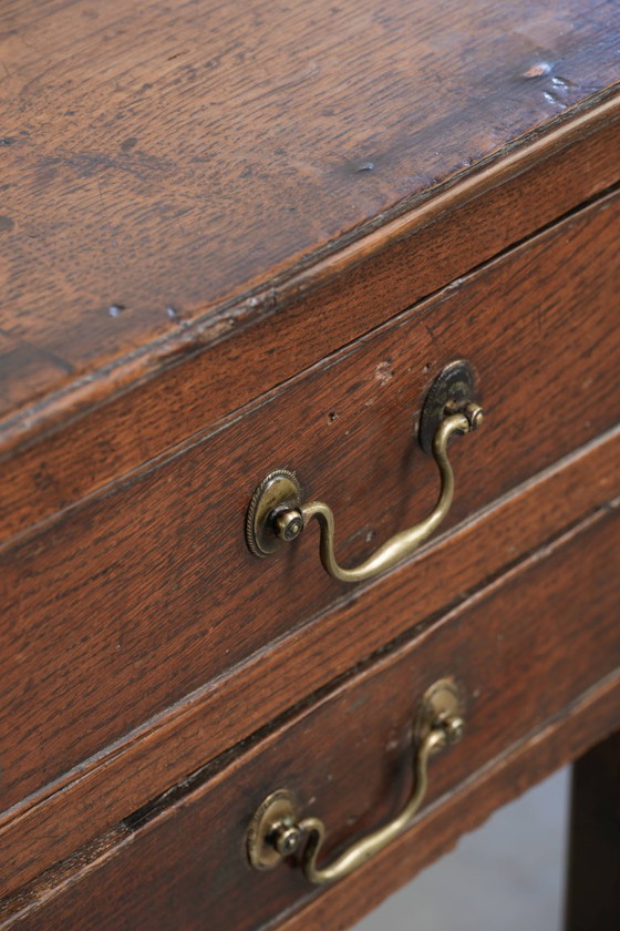 Tavolino basso inglese antico del XVIII secolo, realizzato in rovere con splendide tonalità intense. (photo 12 of 15)