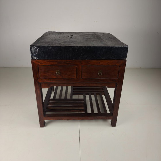 Rare brique d'or impériale chinoise (Jīn Zhuān) sur une table d'exposition en bois réalisée sur mesure. (photo 16 of 16)