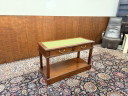 Klassischer englischer Chesterfield Konsolentisch